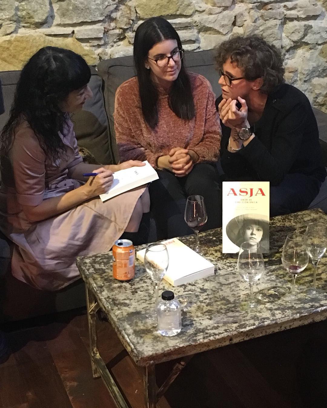 Roser Amills durante la presentacion de su novela sobre Asja Lacis en la Nau Comanegra