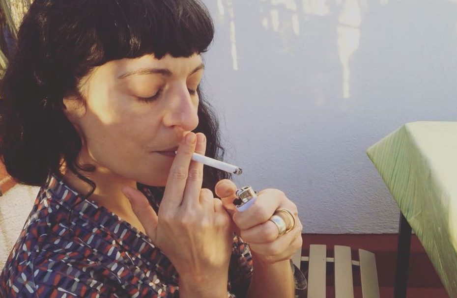 roser amills fumando