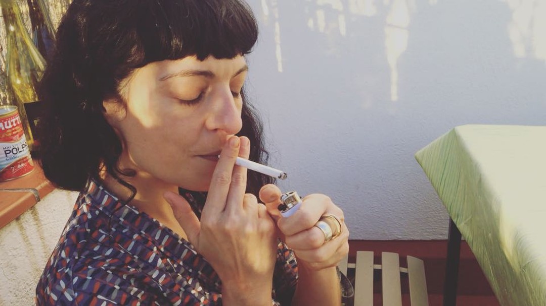 roser amills fumando