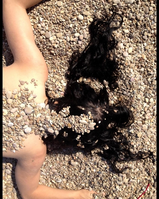 roser amills piedras playa