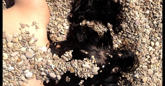 roser amills piedras playa