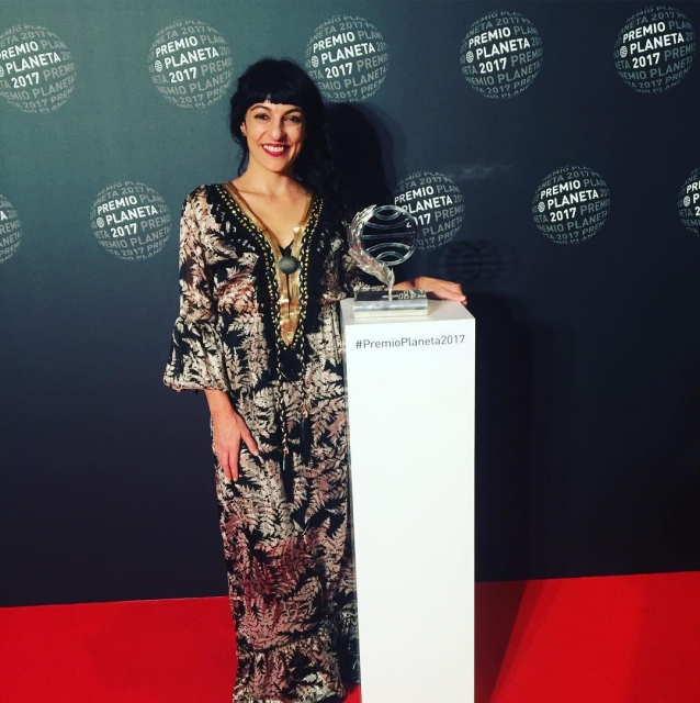 roser amills #premioplaneta2017 es muy naif, pero mi vestido de gala @ottovanrhuskbcn lo merece ;)) Os gusta?