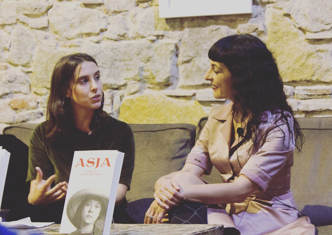 Roser Amills presentacion de la novela Asja por Mariaàngels Jover Casasnovas