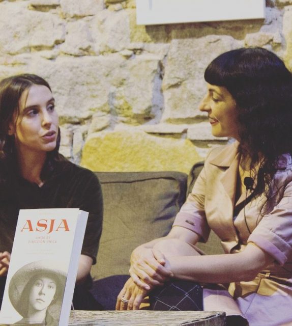 Roser Amills Presentacion Novela Asja Lacis Con Mariangels Jover