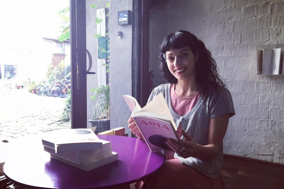 Roser Amills retrato con su novela sobre asja lacis