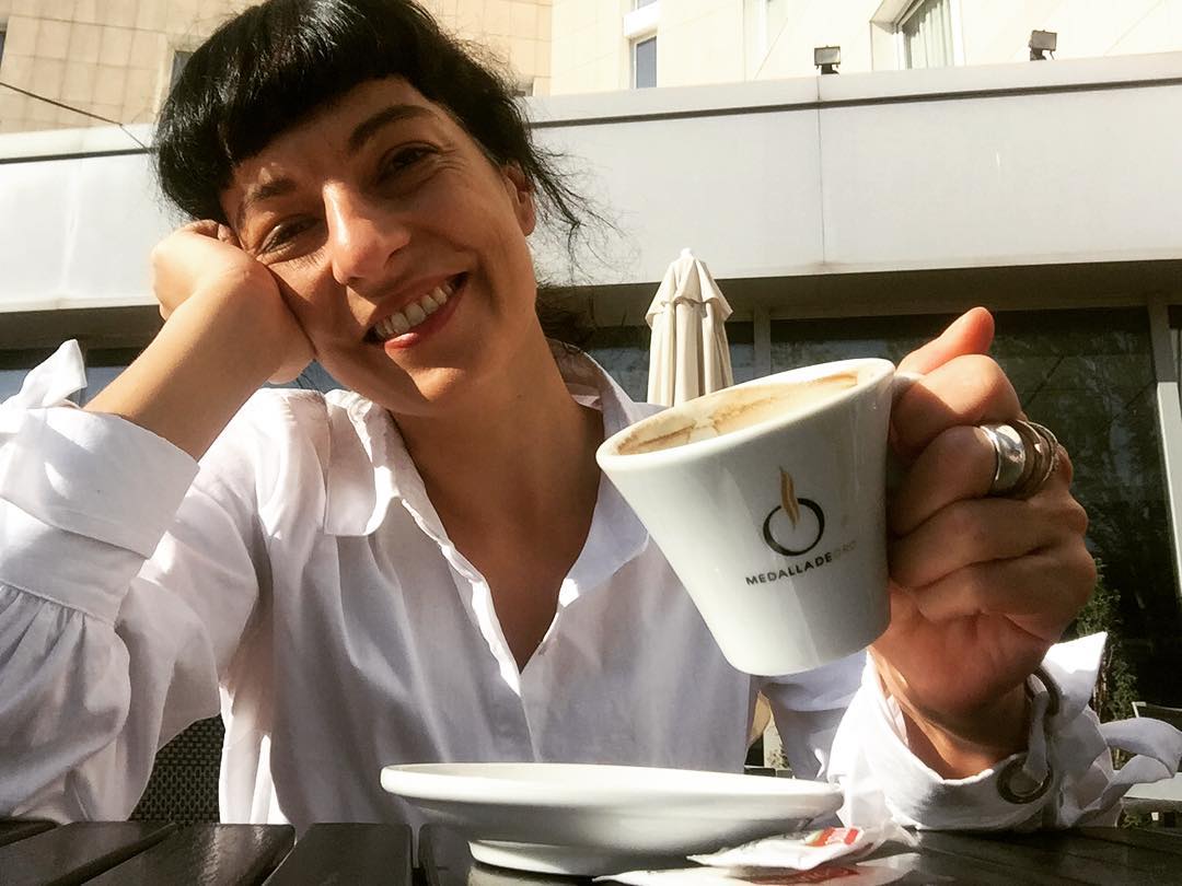 Barcelona es la mejor oficina del mundo! #reunionesdetrabajo #sol #mediterraneo.[camisa blanca de Justfab ]