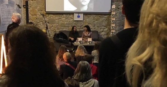 Roser Amills y Mariangels Jover durante la presentacion de su novela sobre Asja Lacis en la Nau Comanegra