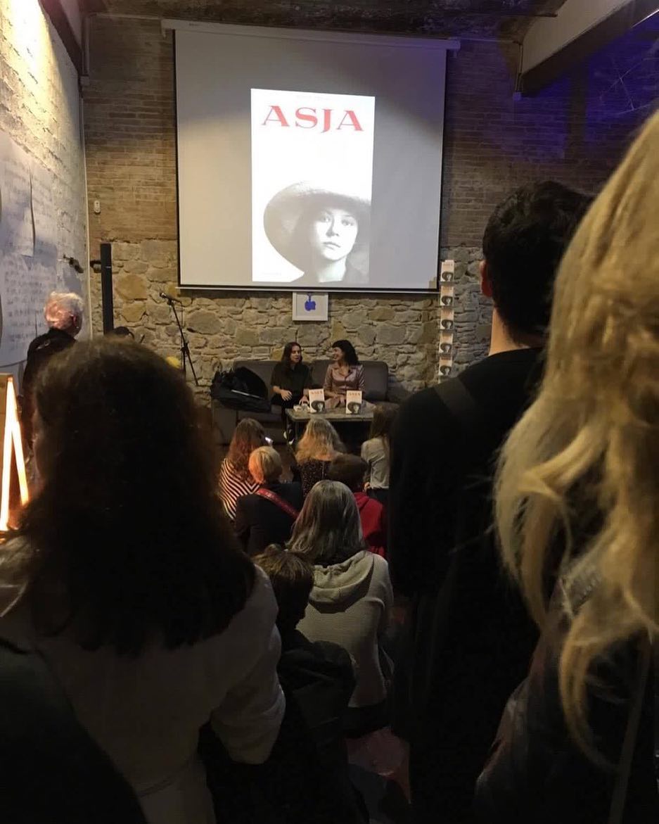Roser Amills y Mariangels Jover durante la presentacion de su novela sobre Asja Lacis en la Nau Comanegra