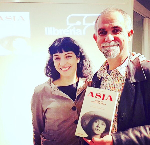 Gràcies @enricherce !!! #Repost: Amb l’escriptora Roser Amills a la presentació del seu nou llibre "Asja" a la llibreria 22 de #girona. Les seves paraules, plenes d'emoció pel personatje protagonista, i la seva història, ens han creat un desig enorme de llegir el llibre. Ja us explicaré què m'ha semblat. Encantat de coneixe’t personalment !!!! 😀😀😀#asja #asjalacis #roseramills #walterbenjamin @comanegra #llibreria22 #novela #llibres [chaqueta de @tcnbarcelona ]