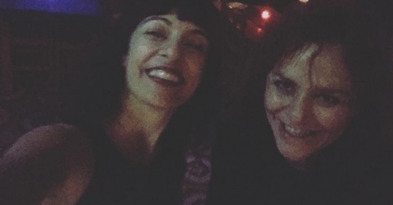Hoy estoy donde estaba a mis 15 años y con mi amiga de entonces ;)) - Roser Amills, escritora mallorquina