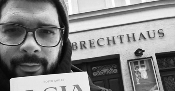 Es maravilloso que @paulkatoe_illustration lea #asjalacis & #walterbenjamin delante de la casa de #bertoltbrecht !!!! - Roser Amills, escritora mallorquina
