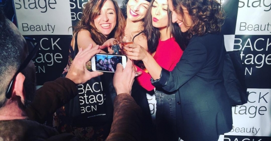 Hoy @backstagebcn está de fiesta y nosotras también @anniloki @annabertran @betsyturnez - Roser Amills, escritora mallorquina