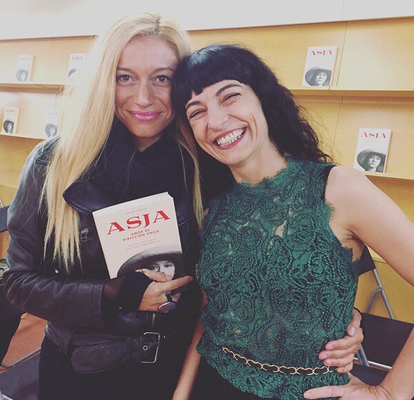 Gracias @arantxacoca 💕 #Repost En la presentación de la última novela de #roseramills #asja !! Esta mujer puede con todo! Ganas de leerlo ya!! #love #amistat #talent #superwoman !!