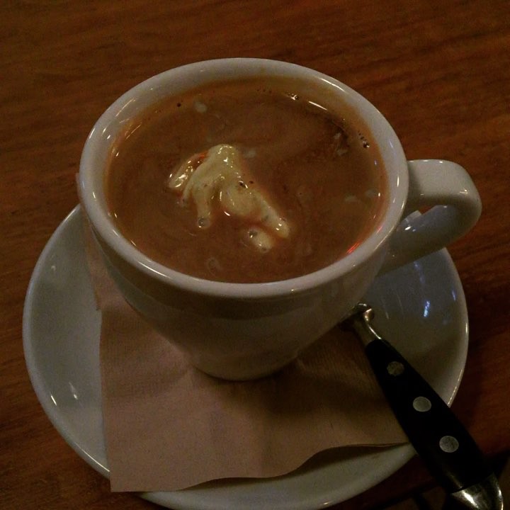Este café no es normal! Es @frankie_gallo_chachacha ;)) Quién adivina el ingrediente secreto?