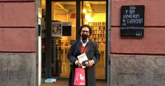 alberto aguilar en la libreria tipos infames de madrid con la novela de roser amills
