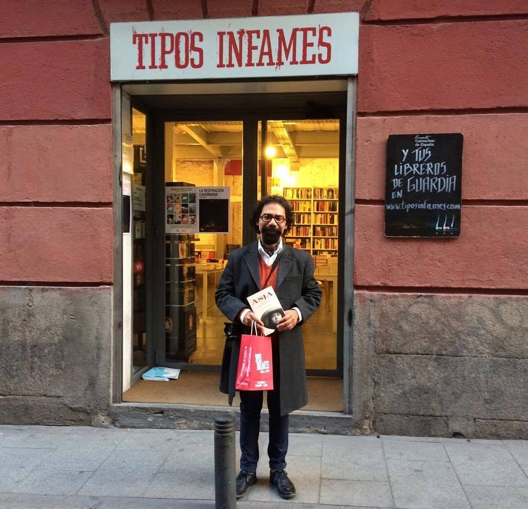 alberto aguilar en la libreria tipos infames de madrid con la novela de roser amills