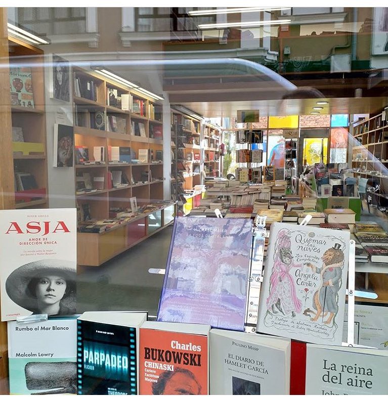 Me cuenta José Oriol Correas que Asja Lacis se ha ganado un puesto en el escaparate de D’Libros de #Torrelavega .