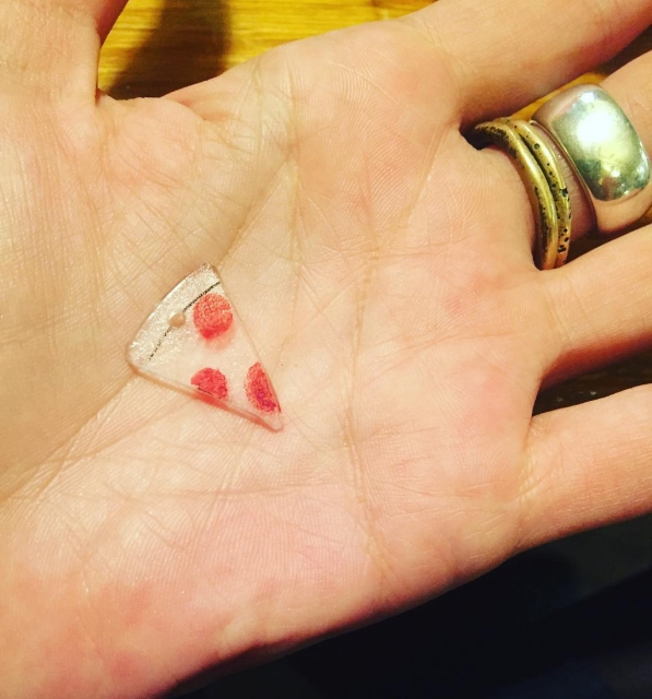 Mi hijo me acaba de regalar una preciosa porción de pizza #peperoni 