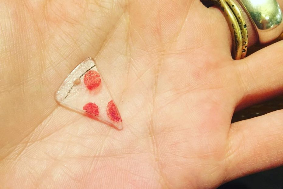 Mi hijo me acaba de regalar una preciosa porcion de pizza #peperoni :))