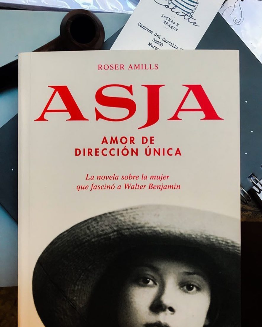 Hoy, en el aniversario de la muerte de Asja Lacis, en #Murcia, en Letras y Tragos homenajean a esta gran mujer leyendo su historia. La conoces ya? Asja Lacis & Walter Benjamin Gracias!!