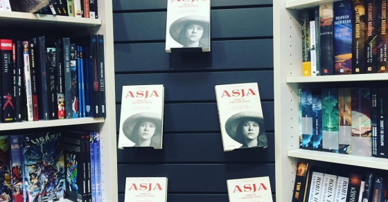 presentacion de asja de roser amills en la libreria efora
