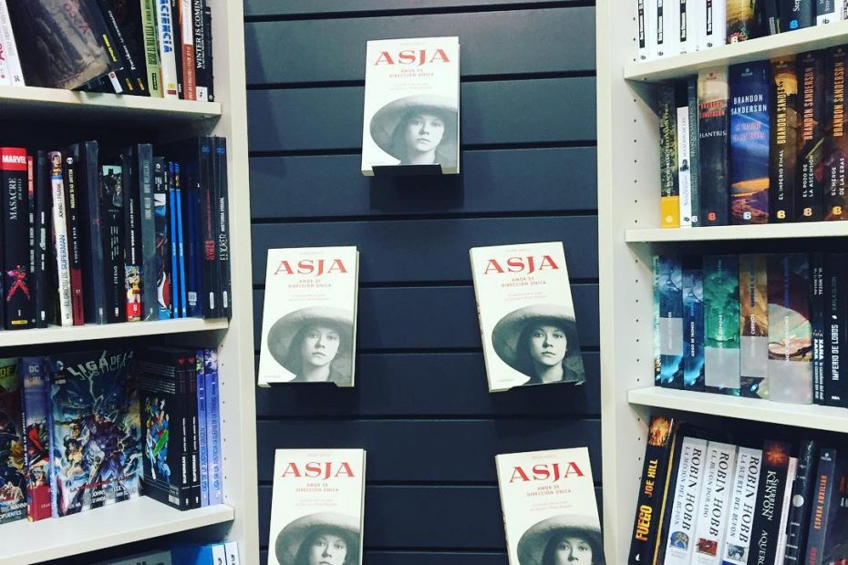 presentacion de asja de roser amills en la libreria efora