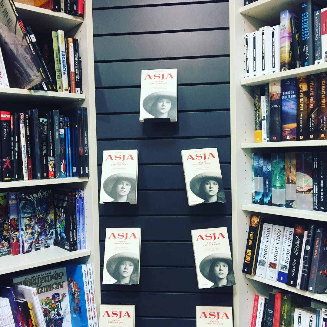 presentacion de asja de roser amills en la libreria efora