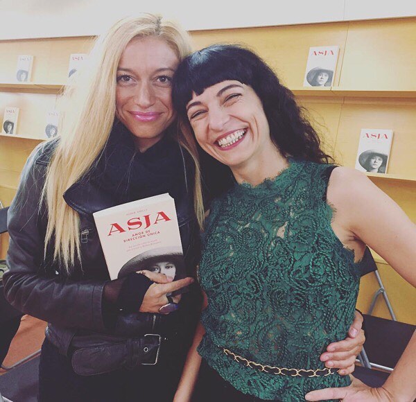 Gracias Arantxa Coca . Repost En la presentación de la última novela de #roseramills #asja !! Esta mujer puede con todo! Ganas de leerlo ya!! #love #amistat #talent #superwoman !!