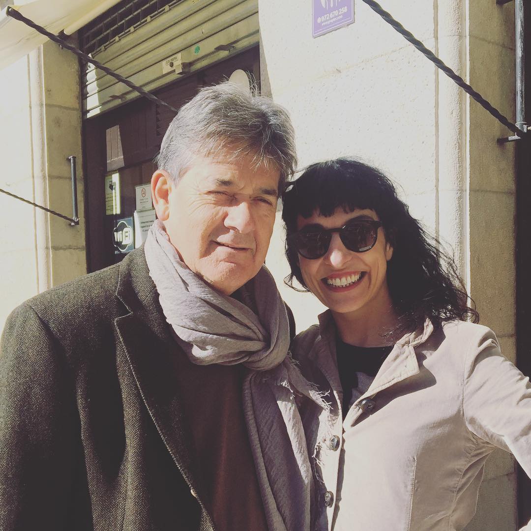 Hem fet vermut a Girona amb en Guillem Terribas de Llibreria 22 a La Taverna. M’ha deixat les seves ulleres de sol, veig el món com el veu ell  