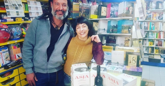 roser amills amb txus carbo a la llibreria d'octavi serret