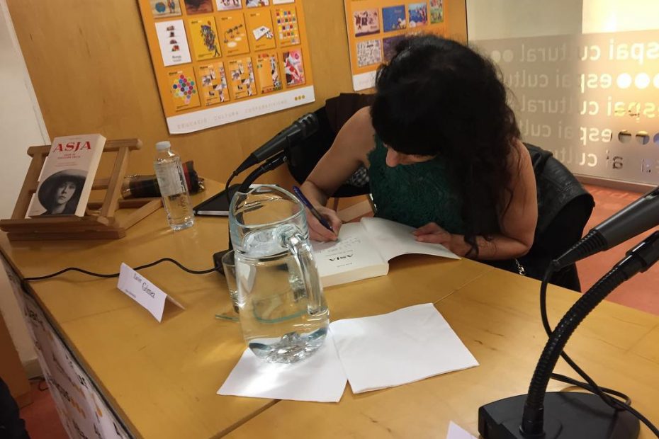 roser amills fotografiada por su hijo juan firmando libros