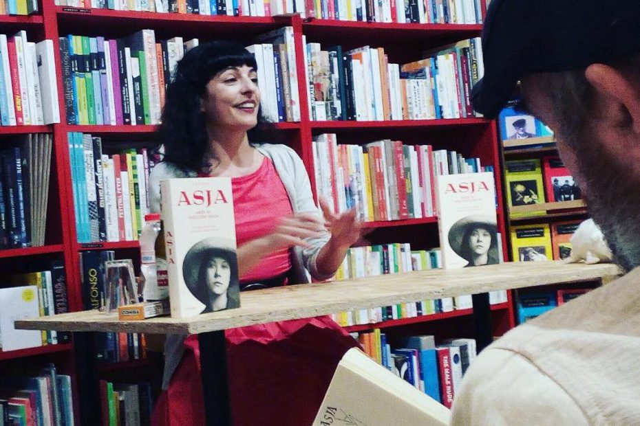 roser amills presenta la seva novel.la sobre asja lacis a rata corner