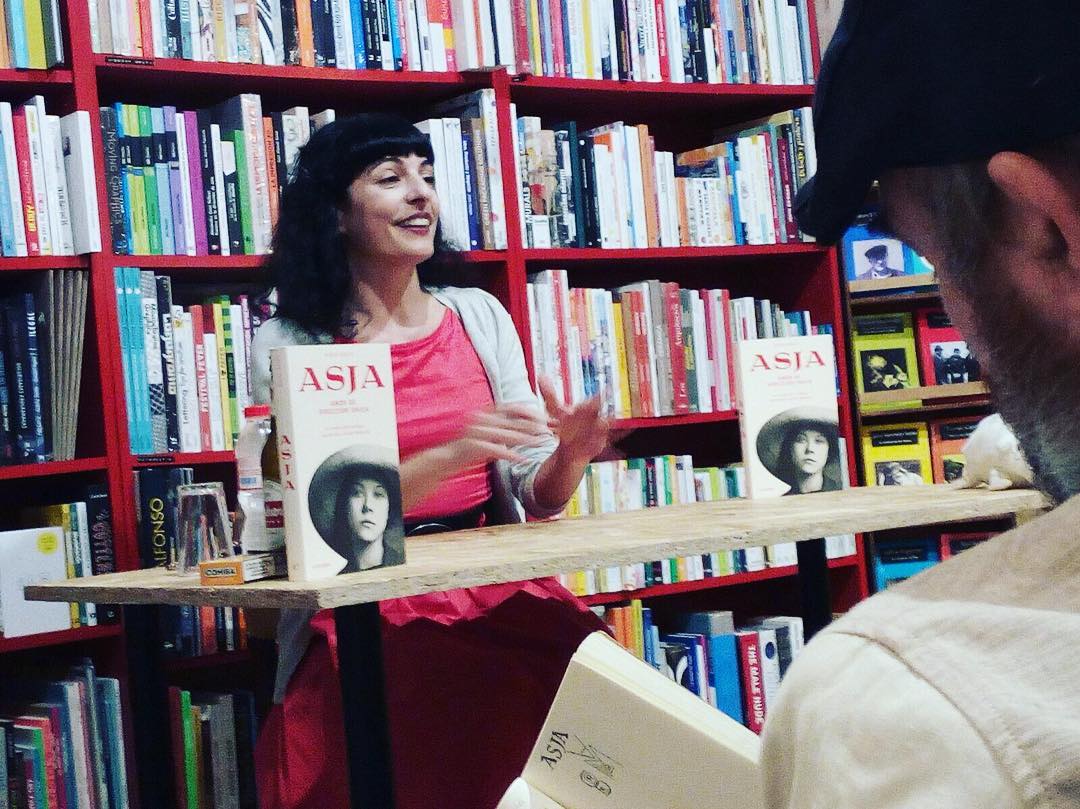 roser amills presenta la seva novel.la sobre asja lacis a rata corner