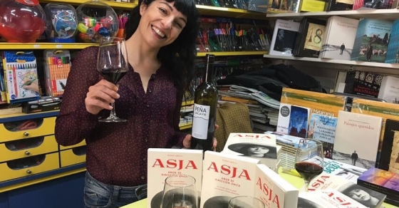 roser amills presentacion de la novela sobre asja lacis en llibreria serret