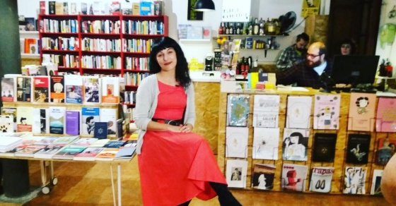 roser amills presentacion de su novela sobre asja lacis en la libreria rata corner