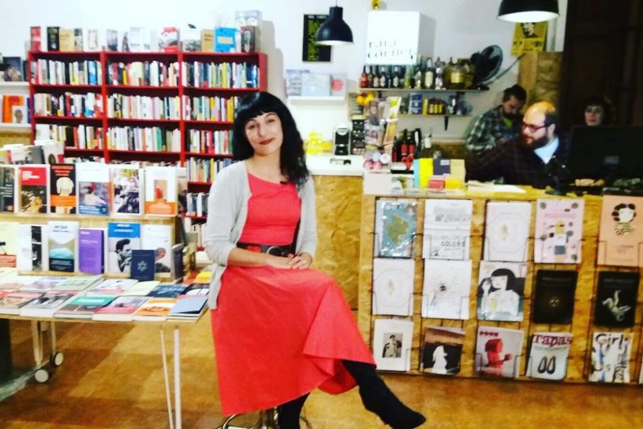 roser amills presentacion de su novela sobre asja lacis en la libreria rata corner