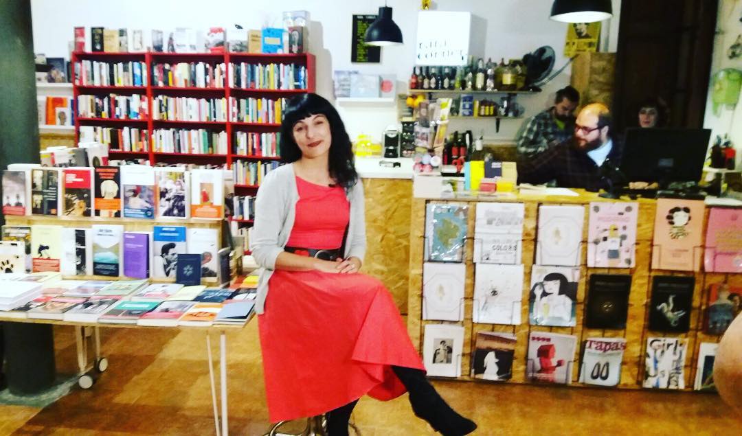 roser amills presentacion de su novela sobre asja lacis en la libreria rata corner
