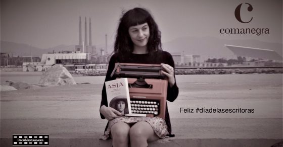 Roser Amills y maquina de escribir roja