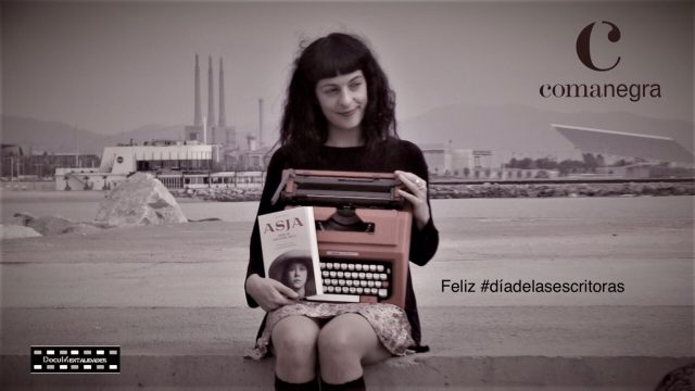 Roser Amills y máquina de escribir roja