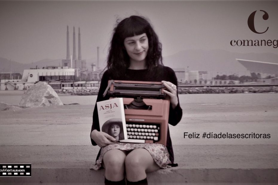 Roser Amills y maquina de escribir roja