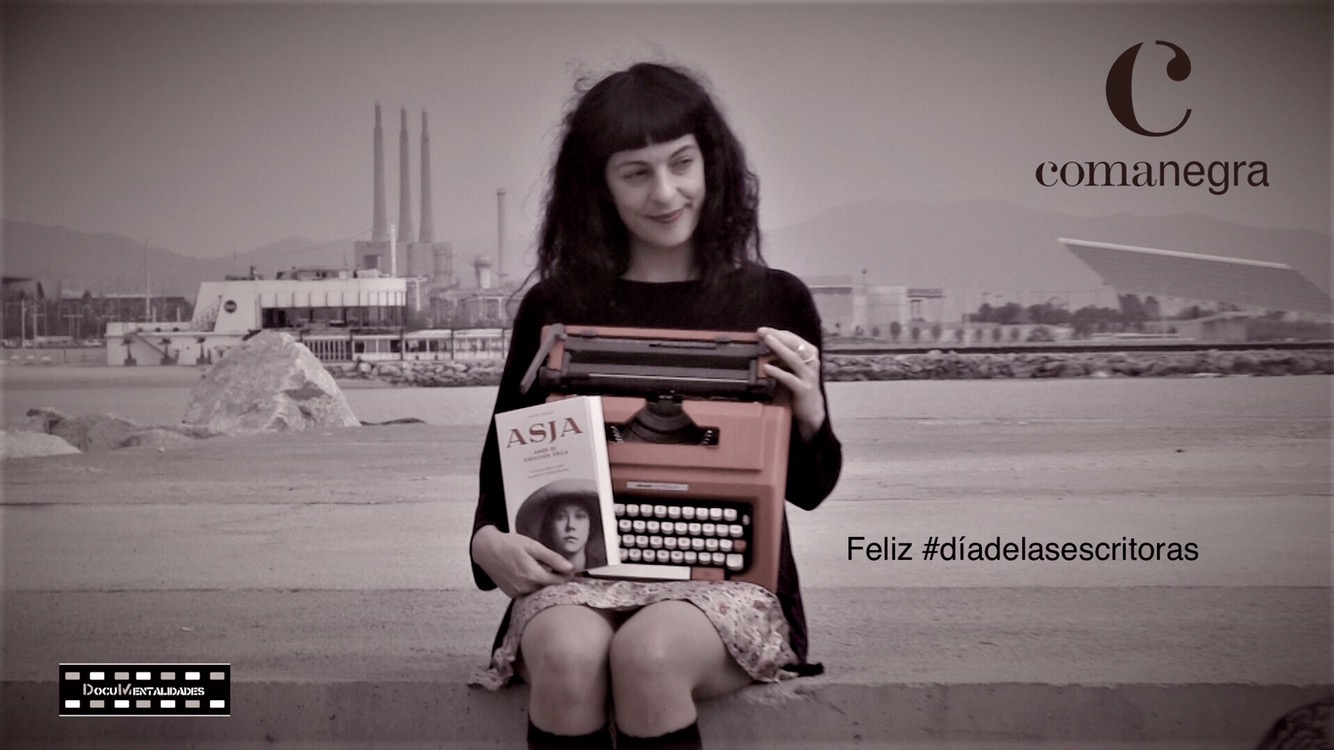 Roser Amills y máquina de escribir roja