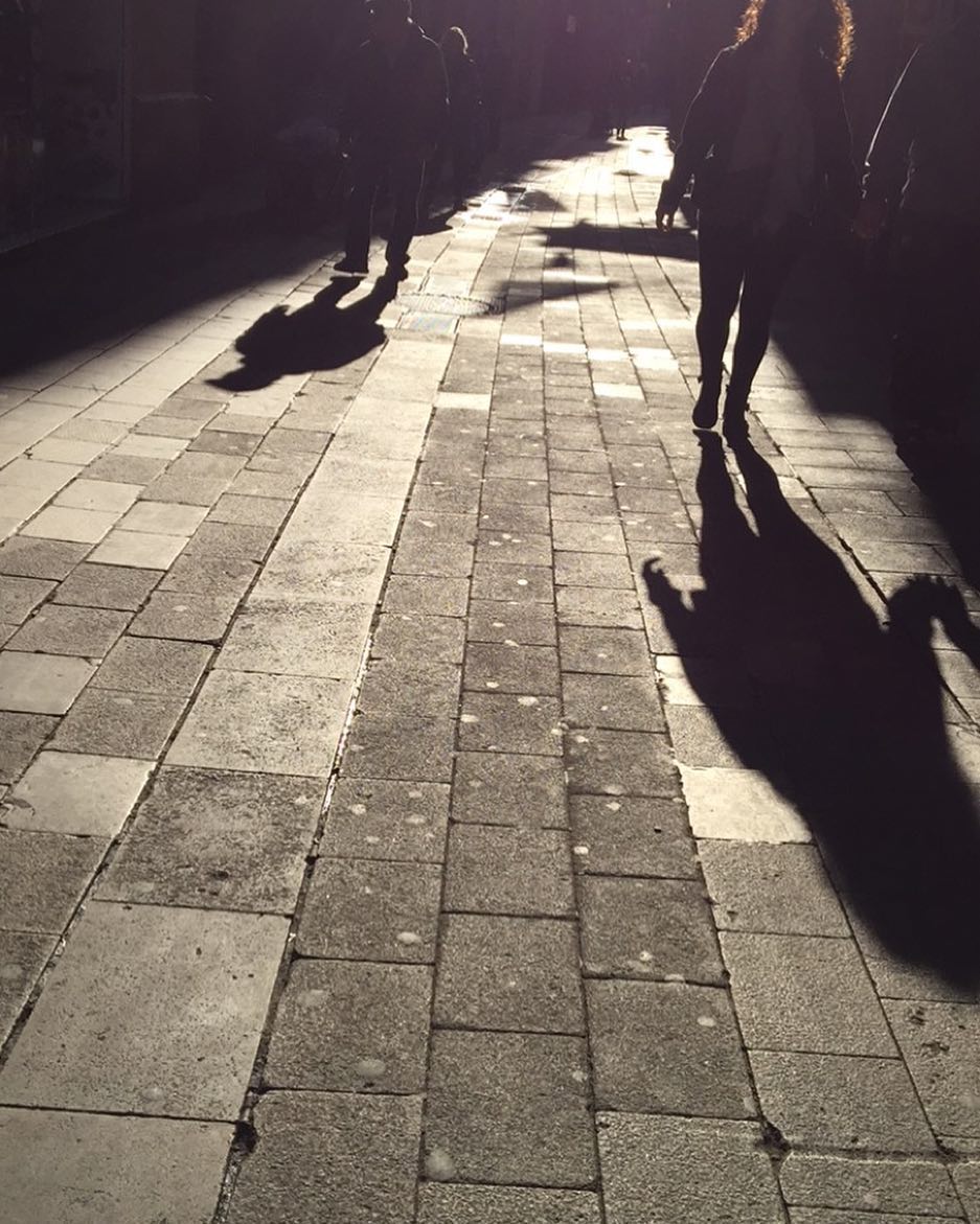 Si has construido un castillo en el aire, no has perdido el tiempo, es allí donde debe estar. Ahora debes construir los cimientos debajo de él. G Bernard Shaw