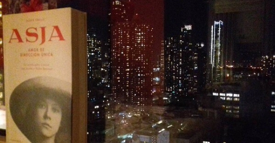 Gracias @aitaner por esta fabulosa foto!!! #Repost #Asja in the city #nyc #reading #asjalacis #book #booksworthreading #window #night #city - Roser Amills, escritora mallorquina