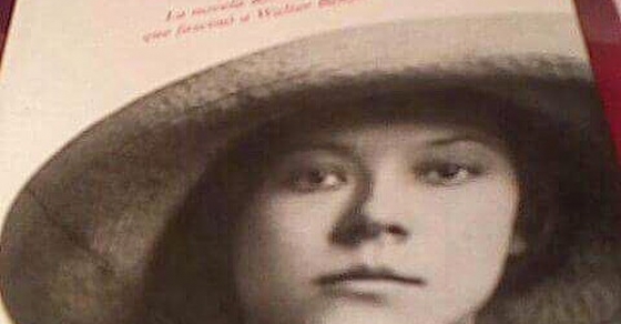 Gracias, Sonia Núñez, por añadir #asjalacis a tu Navidad. Espero que su historia de amor con #walterbenjamin te apasione! - Roser Amills, escritora mallorquina