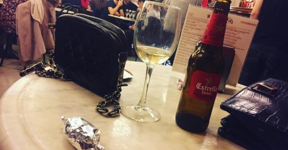 Dos amigas y una croqueta :)) - Roser Amills, escritora mallorquina