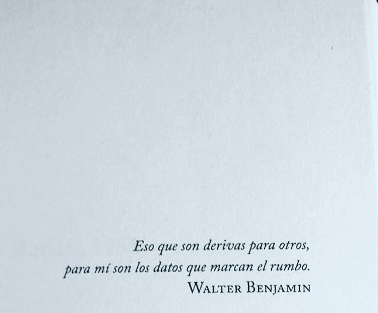 cita de walter benjamin en la novela sobre asja lacis de roser amills