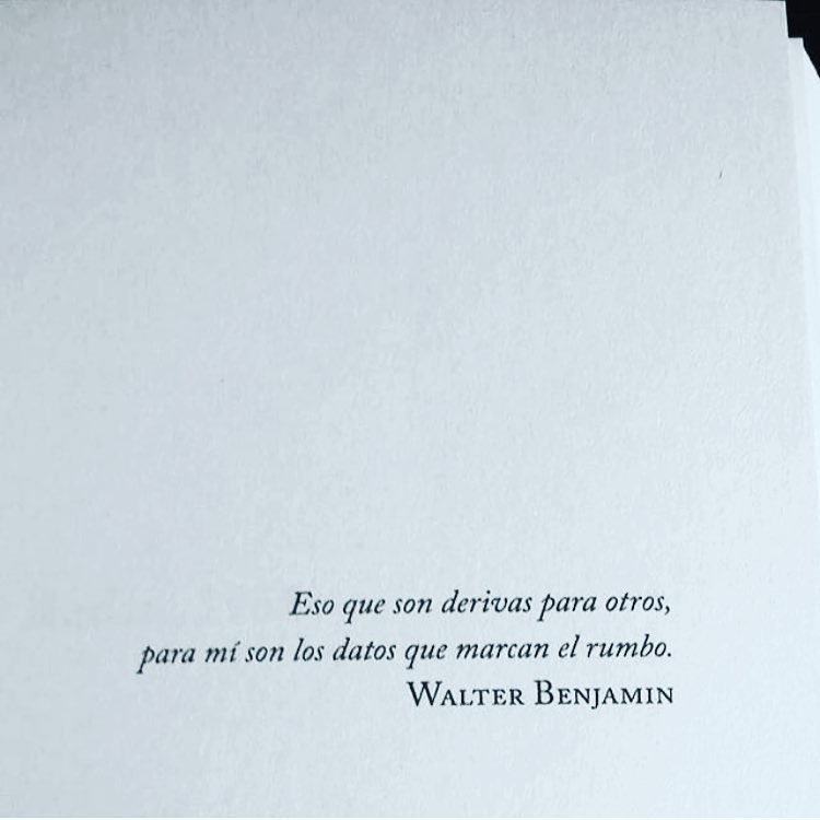 Gracias Anna Cos por fijarte en la cita de Walter Benjamin que encabeza la novela sobre el amor de su vida, Asja Lacis Nos vemos el viernes en Llibreria Caselles .