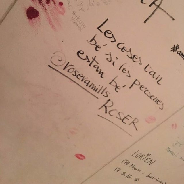 grafitti de roser amills en luz de gas bar