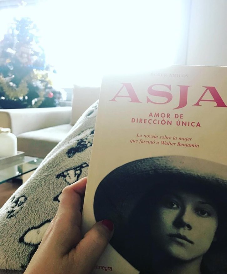 Gracias @las_chutegirls_ por regalar la novela de Asja Lacis esta Navidad!! . Asja Lacis & Walter Benjamin #comanegra #mallorquina #algaida #llibres #libro #books #bookshop #libreria #llibreria #bestseller #leermola #leeressexy #lecturas #booklover #bookstagram #cultura #regalalibros #regalallibres #novela #guerramundial #revolucionrusa