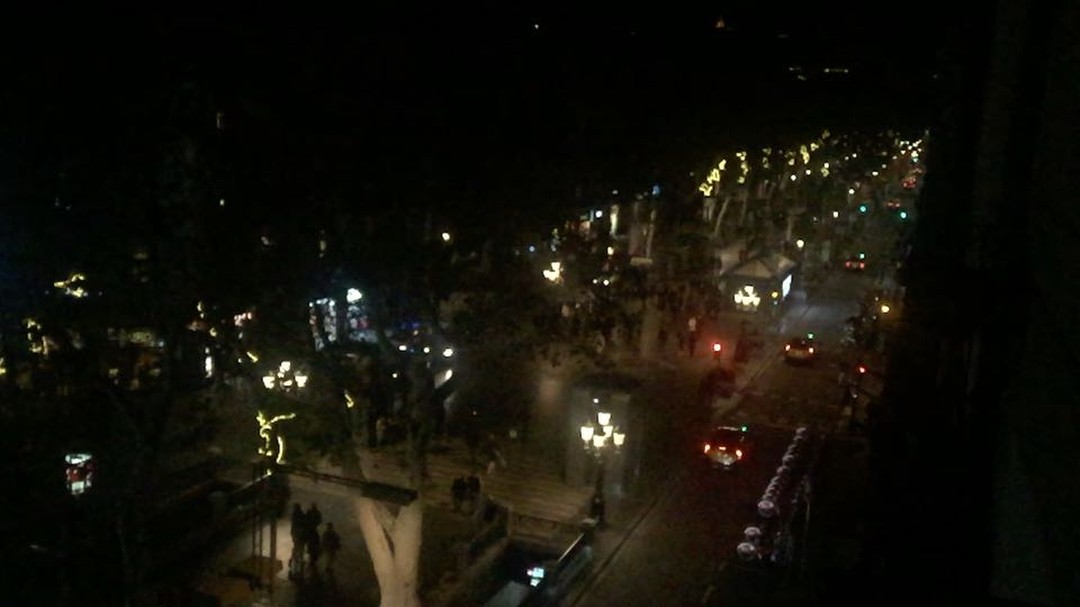 Paseo nocturno de Navidad visto desde lo alto, con las luces de los árboles y del tráfico, el 25 de diciembre de 2017